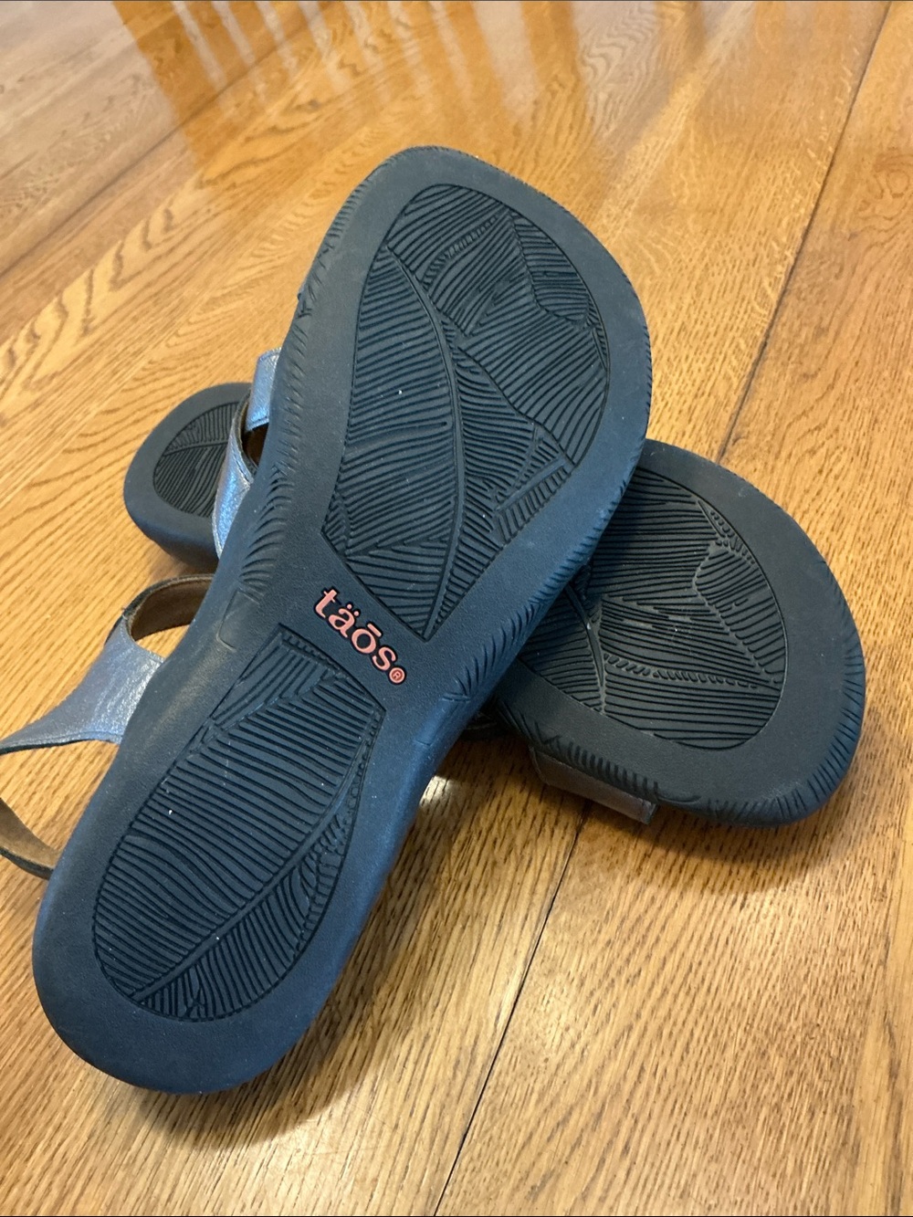 Woman’s Taos pewter strap sandal. Size 8. Velcro straps. Barely worn! Cute! - Picture 7 of 8